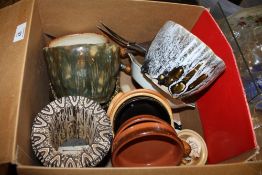 A BOX OF STUDIO POTTERY BOWLS, KITCHENALIA ETC.
