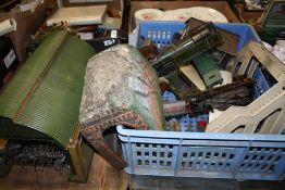 A TRAY OF MODEL RAILWAY ITEMS TO INCLUDE LOCOMOTIVES, CARRIAGES, BUILDINGS ETC