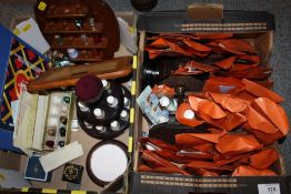 A QUANTITY OF COLLECTABLE THIMBLES TO INCLUDE GEM STONE EXAMPLES, STANDS ETC