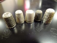 A COLLECTION OF FIVE SILVER THIMBLES, APPROX TOTAL WEIGHT 19.4G