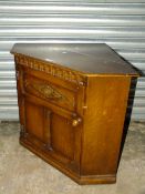 A SOLID OAK LOW CORNER CUPBOARD W-87 CM