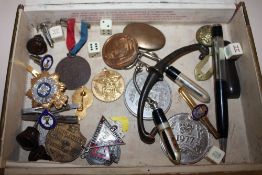 A BOX OF COLLECTABLES TO INCLUDE A RUSSIAN MEDAL