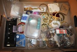 A TRAY OF MOSTLY MODERN COSTUME JEWELLERY ETC.