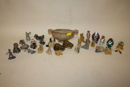 TWO SMALL TRAYS OF COLLECTABLE FIGURES TO INCLUDE WADE WHIMSIES AND PEWTER EXAMPLES