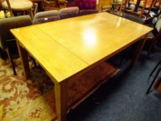 A LARGE EARLY /MID 20TH CENTURY LIGHT OAK DINING TABLE H-77 W-100 L-183 CM