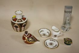 A ROYAL CROWN DERBY AMARI 1128 PATTERN VASE TOGETHER WITH A ROYAL CROWN DERBY BIRD SHAPED