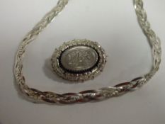 A STERLING SILVER PLAIT EFFECT NECKLACE TOGETHER WITH A WHITE METAL ENGRAVED BROOCH, APPROX TOTAL
