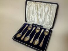 A CASED SET OF SIX HALLMARKED SILVER TEA SPOONS