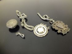 A COLLECTION OF SILVER AND WHITE METAL TO INCLUDE A HALLMARKED SILVER FOB MEDAL