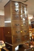 A REPRODUCTION SERPENTINE FRONTED SIX DRAWER CHEST H-103 W-50 CM A/F