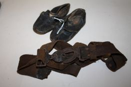 A VINTAGE SCOUT'S BELT TOGETHER WITH A PAIR OF VINTAGE CHILD'S LEATHER SHOES A/F