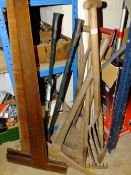 A SMALL QUANTITY OF GARDEN TOOLS ETC TO INCLUDE A PICKAXE