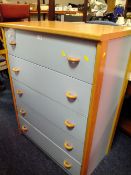 A MODERN FIVE DRAWER CHEST H-105 W-80 CM AND A MATCHING FLATBACK WARDROBE TOGETHER WITH A BED