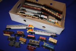 A COLLECTION OF HORNBY AND OTHER MODEL RAILWAY CARRIAGES AND TRAINS