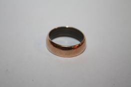 A YELLOW METAL WEDDING BAND, STAMPED 9CT TO OUTER EDGE