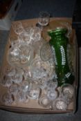A TRAY OF GLASSWARE TO INCLUDE A VICTORIAN STYLE GREEN GLASS VASE