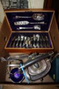 A BOX OF METALWARE TO INCLUDE A CANTEEN OF CUTLERY