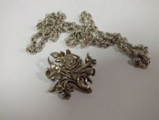 A STERLING SILVER CHAIN TOGETHER WITH A HALLMARKED SILVER FLORAL BROOCH, APPROX TOTAL WEIGHT 19.1G