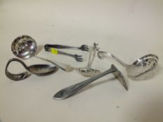 A COLLECTION OF SILVER AND SILVER PLATED ITEMS TO INCLUDE A HALLMARKED SILVER SIFTER SPOON (6)