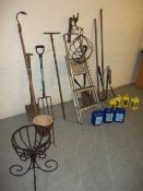 A COLLECTION OF GARDEN TOOLS TO INCLUDE ALUMINIU,M STEP LADDERS, LANTERNS AND PLANTER STANDS
