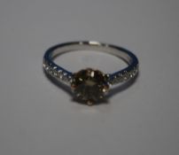 18 CT WHITE GOLD ROUND CUT FANCY DIAMOND RING WITH RBC DIAMOND SHOULDERS AND A FANCY BROWN DIAMOND