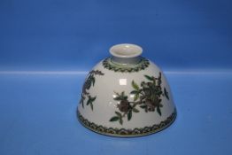 AN ORIENTAL INVERTED BOWL SHAPED VASE WITH MARKS TO BASE, H 10 CM