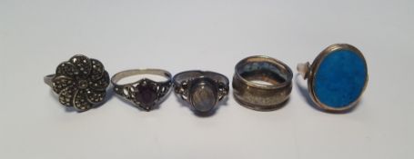 FIVE SILVER AND WHITE METAL DRESS RINGS TO INCLUDE MOONSTONE AND MARCASITE TYPES (5)