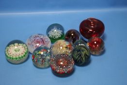 A QUANTITY OF GLASS PAPERWEIGHTS TO INCLUDE CAITHNESS, MDINA ETC.
