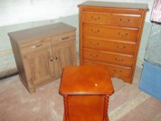 FOUR ITEMS TO INCLUDE A SMALL MODERN SIDEBOARD / CUPBOARD, A 2 OVER 4 CHEST OF DRAWERS, A SIDE TABLE