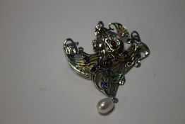 A LARGE SILVER PLIQUE-A-JOUR CLEOPATRA BROOCH / PENDANT SET WITH A SUSPENDED PEARL, AMETHYST, RUBIES