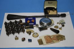 A SMALL QUANTITY OF COLLECTABLES TO INCLUDE CUFFLINKS, SHOEHORN, COAT TOGGLES, BROOCHES, ETC