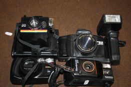 A QUANTITY OF CAMERAS TO INCLUDE POLOROID, A CHINON HANDYZOOM, A PHOTOKRAFT ETC.