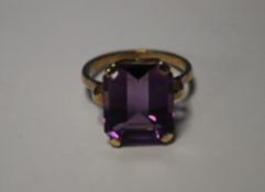 A 9 CT GOLD DRESS RING SET WITH LARGE PURPLE STONE