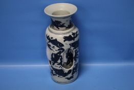 AN ORIENTAL BLUE & WHITE VASE WITH MARKS TO BASE, H 25 CM
