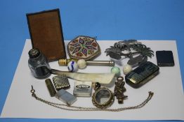 A QUANTITY OF COLLECTABLES TO INCLUDE A HALLMARKED SILVER PICTURE FRAME, A VESTA CASE, CIGARETTE