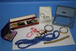 A QUANTITY OF COSTUME JEWELLERY