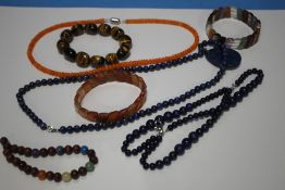 A QUANTITY OF POLISHED HARDSTONE JEWELLERY