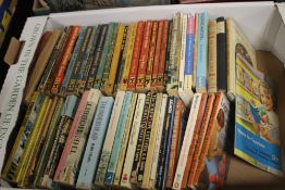 A TRAY OF VINTAGE PAN PAPERBACK BOOKS TOGETHER WITH VARIOUS CHILDREN'S PAPERBACKS