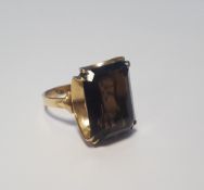 A 9 CT GOLD DRESS RING WITH BROWN STONE