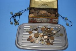 A COLLECTION OF ASSORTED COINS AND A BEADED NECKLACE