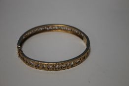 A VINTAGE LADIES 9 CT GOLD HINGE BANGLE WITH BARK EFFECT FINISH, W 19.55 g