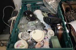 A TRAY OF CERAMICS AND GLASSWARE TO INCLUDE A DECANTER (TRAY NOT INCLUDED)