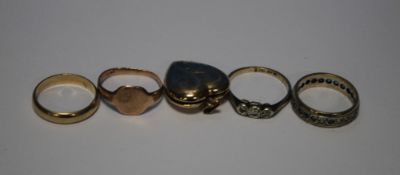 FOUR 9 CT GOLD RINGS TO INCLUDE A SIGNET RING AND A WEDDING BAND, AND A 9 CT GOLD HEART SHAPED