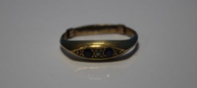 A SMALL EDWARDIAN 18 CT GOLD BLUE STONES LADIES DRESS RING, W 2 g