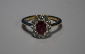 18 CT YELLOW GOLD OVAL CUT RUBY AND RBC DIAMOND CLUSTER RING, RUBY 0.80 CT, DIAMONDS 0.40 CT