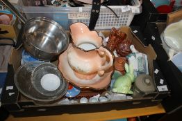 A TRAY OF CERAMICS TO INCLUDE A SMALL JUG AND BOWL SET (TRAY NOT INCLUDED)