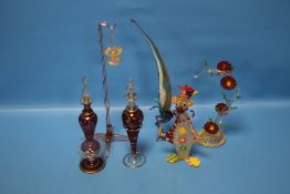 A COLLECTION OF GLASS ITEMS TO INCLUDE A CLOWN, A COCKEREL ETC.