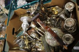 A TRAY OF METALWARE TO INCLUDE BRASS (TRAY NOT INCLUDED)