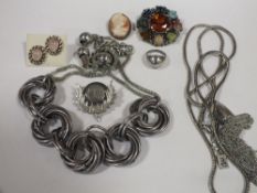 A BOX OF VINTAGE COSTUME JEWELLERY TO INCLUDE SCOTTISH STYLE BROOCH, CAMEO BROOCH, 925 RING