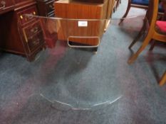 A MODERN CHESNEYS CURVED GLASS / PERSPEX FIRESCREEN - H- 71 W-80 CM